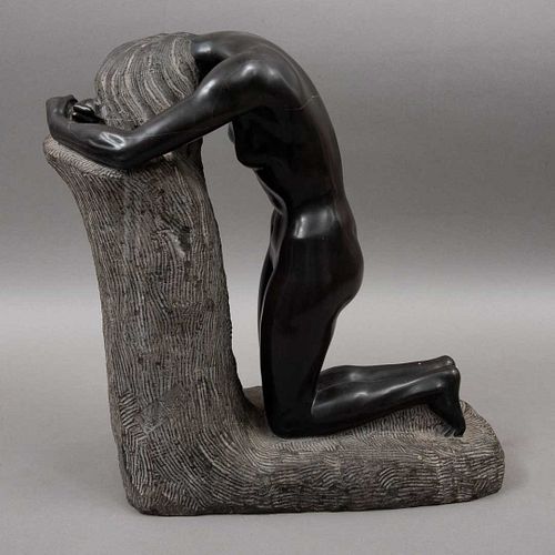 SANTIAGO DE SANTIAGO (Ávila, 1925-). Desnudo femenino de espaldas Talla en piedra.  Firmada.  Ligeros detalles de conservación.