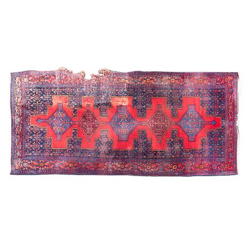 TAPETE. IRÁN, SXX. Elaborado en fibras de lana. Decoración con motivos geométricos en colores rojo y azul.