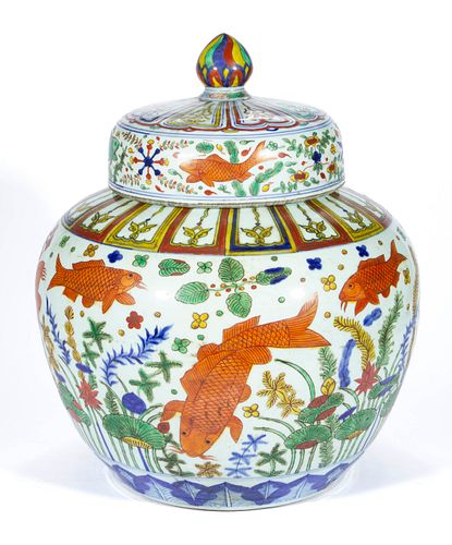 CHINESE EXPORT PORCELAIN MING-STYLE WUCAI / FAMILLE VERTE JAR WITH COVER, 