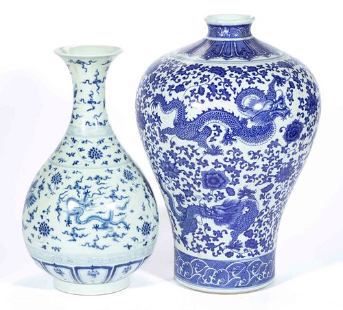 CHINESE EXPORT PORCELAIN BLUE AND WHITE VASES, LOT OF TWO, 
