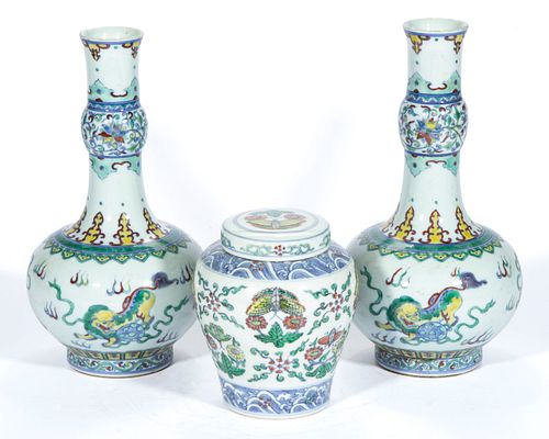 CHINESE EXPORT PORCELAIN DOUCAI ARTICLES, LOT OF THREE, 