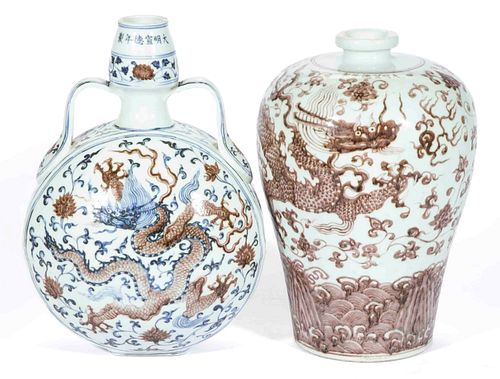 CHINESE EXPORT PORCELAIN VASES, LOT OF TWO, 