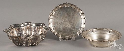 Two sterling silver bowls, together with a waiter, 14.1 ozt.