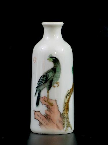 Chinese Famille Rose Porcelain Snuff Bottle 中国粉彩瓷鼻烟壶
