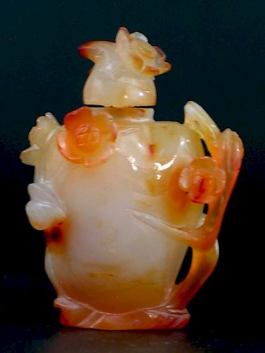 Chinese Carved Agate Snuff Bottle. 中国玛瑙雕刻鼻烟壶