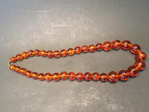 OLD Chinese Amber Necklace, 29" long. Bggest bead 1" diameter 中国古老琥珀项链，长29英寸。bggest珠直径1英寸