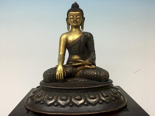 ANTIQUE Chinese Bronze Silver Gilt Buddha, 18th Century. 7 3/4" high 中国古代镀银青铜佛像，18世纪,高7.75英寸