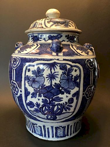 ANTIQUE Chinese Blue and White Jar, Ming Wanli period. 16 1/2" high 中国古代的青花瓶，明万历。高16.5英寸