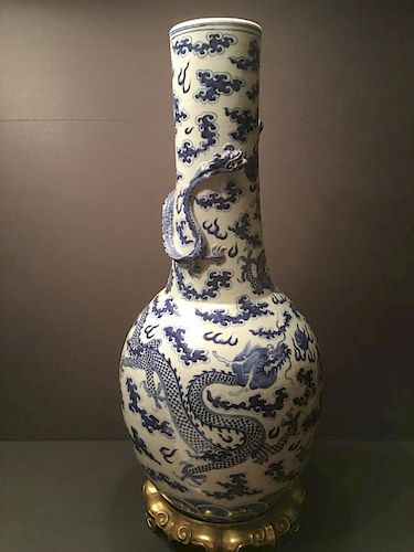 ANTIQUE Chinese Large Blue and White Vase with Dragon on Brass base, late 19th Century. 24 1/2" high 中国大型蓝白龙纹花瓶，黄铜底座，1
