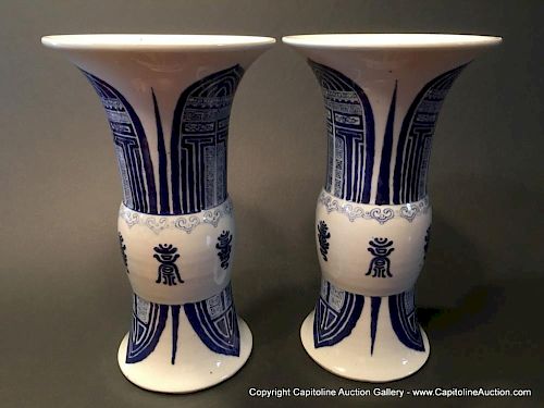 ANTIQUE Pair Chinese Blue and White GU vases, Qing period 中国古代青花花瓶一对，清朝
