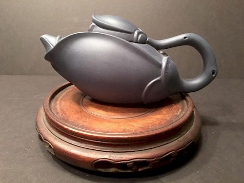 OLD Large Chinese Yixing Zisha teapot, marked. 7 1/2" L x 4" high 中国古代宜兴紫砂大壶，有款。长7.5英寸×高4英寸