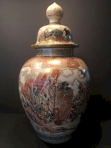 ANTIQUE Huge Japanese Satsuma Covered Jar, Meiji period, 22" high. Large and heavy. 日本大盖罐、明治时期，高22英寸。大而重。