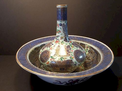 ANTIQUE Chinese Large Famille Rose Basin and Water Bottle, 19th C. 16" diameter basin, 11 1/2" high bottle 中国古代大型粉彩水瓶，19世纪
