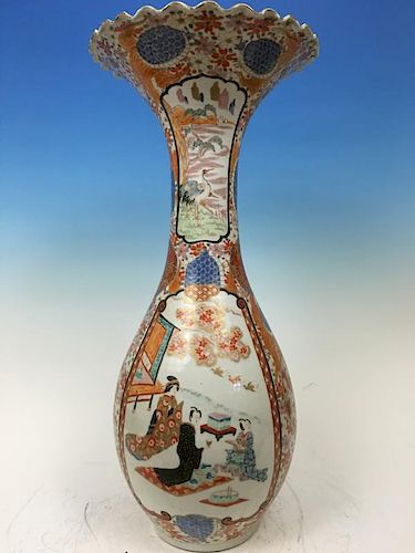ANTIQUE Japanese Large Flower Vase with Figurines and flowers, Meiji period. 25" high 古董日本人物鲜花大花瓶，明治时期.高25英寸