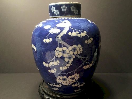 ANTIQUE Chinese Large Blue and White Covered Jar, 18-19th Century. 13" H 中国古代大青花盖罐，18-19世纪.高13英寸
