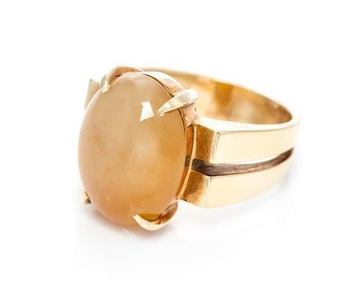 A Yellow Gold and Jade Ring, 7.00 dwts.