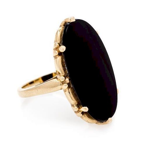 A Yellow Gold and Onyx Ring, 4.50 dwts.