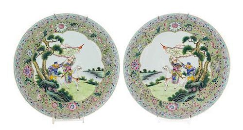 A Pair of Chinese Famille Rose Porcelain Plates Diameter 13 3/8 inches. 粉彩花卉紋開光人物圖盘一對，20世纪初，直徑13.375英吋