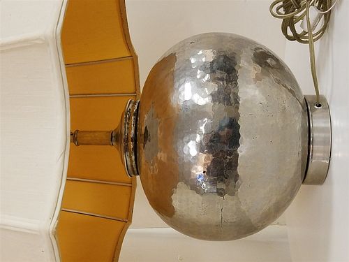 HAMMERED METAL BALL TABLE LAMP 2'