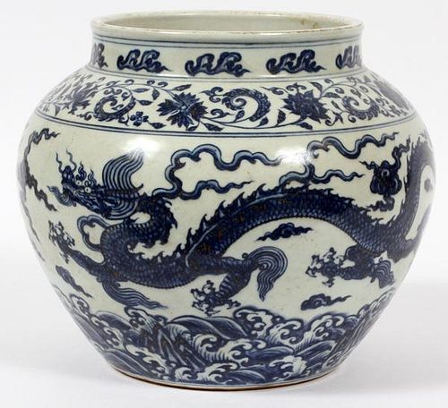 CHINESE BLUE AND WHITE PORCELAIN PLANTER