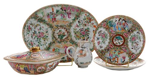 Five Chinese Export Porcelain Table 外销瓷粉彩开光人物花鸟盘、盖碗、执手壶共五件，18-20世纪早期，中国