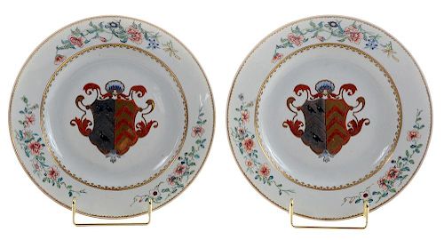 Pair Chinese Famille Rose Porcelain 外销瓷粉彩饰有家徽纹金边碟一对，直径9英寸，18世纪，中国