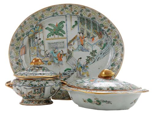 Three Chinese Export Porcelain Celadon 外销瓷粉彩人物大盘和盖碗两只，19世纪，中国