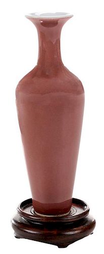 Peachbloom Porcelain Amphora-Form Vase 铁红釉撇口柳叶瓶带底座，高6.375英寸，中国，康熙款