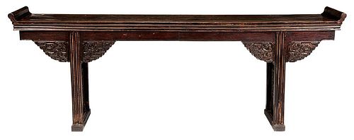 Chinese Large Carved and Stained 榆木和杂木拱肩雕回纹供桌，36.25x 96 x 17.25英寸,晚清,中国