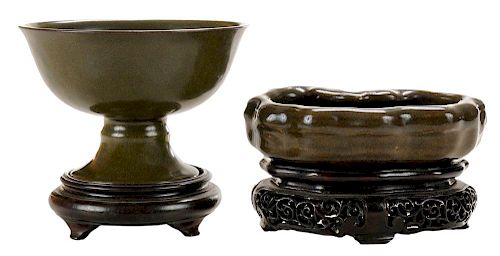 Teadust-Glazed Porcelain Stem Cup 带底座茶末釉高足杯和笔洗各一,高足杯高5英寸,笔洗直径5.125英寸,19世纪,中国