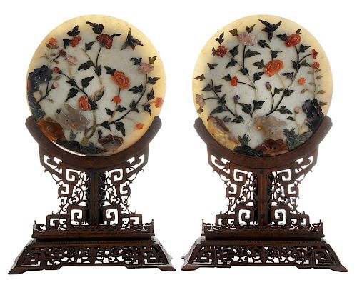 Pair Large Carved Hardstone Circular 硬玉雕花鸟桌屏带柚木底座一对,0.5*12.25英寸,20世纪,中国