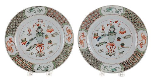 Pair Famille Verte "Antiques" 粉彩宝瓶花草螭龙纹碟一对，1*8.25英寸，18世纪，中国