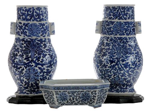 Pair Blue and White Porcelain Vases, 青花缠枝花纹宝月瓶一对和八角形盘，瓶高11.75英寸，盘大小3x8.375x6英寸,