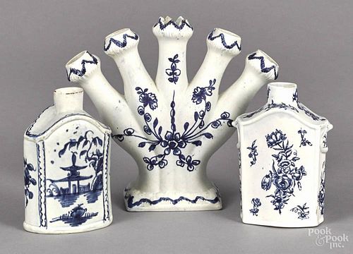 Dr. Wall Worcester porcelain quital vase, late 18th c., 7'' h., together with two tea caddies.