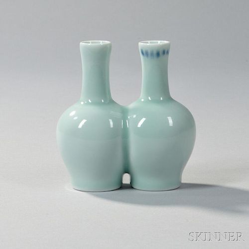 Celadon-glazed Double-bottle Vase 青瓷长颈球形连体花瓶，高4.75英寸，18世纪，中国
