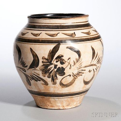 Cizhou Ware Jar 菊花卷草纹球形磁州陶罐，高7.25英寸，中国元代