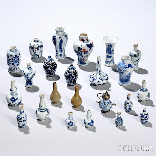 Twenty-four Miniature Cabinet Vases 各式青花柜装花瓶24只，高3.625英寸，18-20世纪，中国