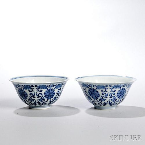 Pair of Blue and White Bowls 菊花卷草纹青花碗一对,高2.875英寸,直径6英寸,中国