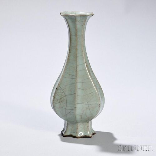Ge-ware Bottle Vase 八角高足开片赏瓶，高9.5英寸，18/19世纪,中国