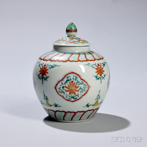 Doucai Covered Jar 菱花纹斗彩盖罐，高6英寸，中国