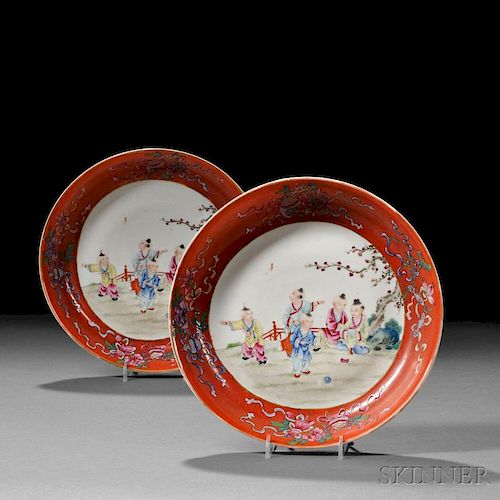 Pair of Famille Rose Dishes 童戏粉彩碟一对，直径9.125英寸，19/20世纪,中国