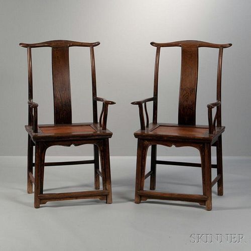 Pair of High Yoke-backed Armchairs 一对高背椅，高44.25英寸，宽22.5英寸，深20.5英寸，中国