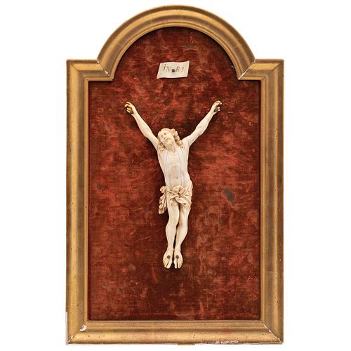 CRISTO CRUCIFICADO SIGLO XIX Talla en marfil esgrafiado y entintado Incluye marco y cruz de madera tallada. 18 x 11 cm