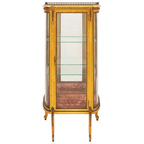 VITRINA SIGLO XX Elaborada en madera tallada y dorada decorada con guirnaldas. 137 cm de alto.