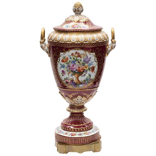TIBOR FRANCIA, SIGLO XX Elaborado en porcelana París 90 Pintado a mano y detallado al oro con motivos florales. 63 cm de alto
