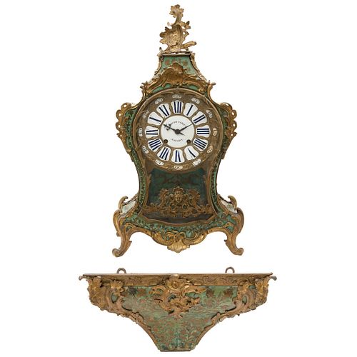 RELOJ FRANCIA, SIGLO XVIII Estilo LUIS XV Marcado: “Claude Goret. A. Amiens” Elaborado en bronce dorado. Medidas: 86 x 41 x 17. 5 cm