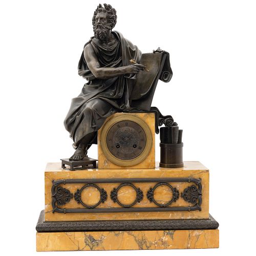RELOJ DE CHIMENEA EUROPA, SIGLO XIX Elaborado en bronce con base de mármol. Decorado con efigie de Plutarco. 56 x 41 x 17 cm