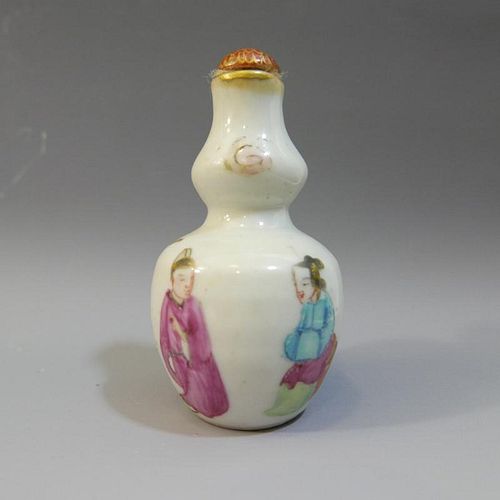 ANTIQUE CHINESE FAMILLE ROSE PORCELAIN SNUFF BOTTLE - 19TH CENTURY