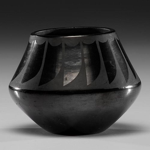 Santana Martinez (San Ildefonso, 1909-2002) Blackware Pottery Jar