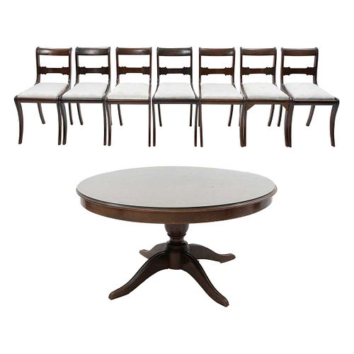 COMEDOR. SXX. Elaborado en madera. Decorado con molduras. Consta de 7 sillas con respaldos semiabiertos, mesa circular